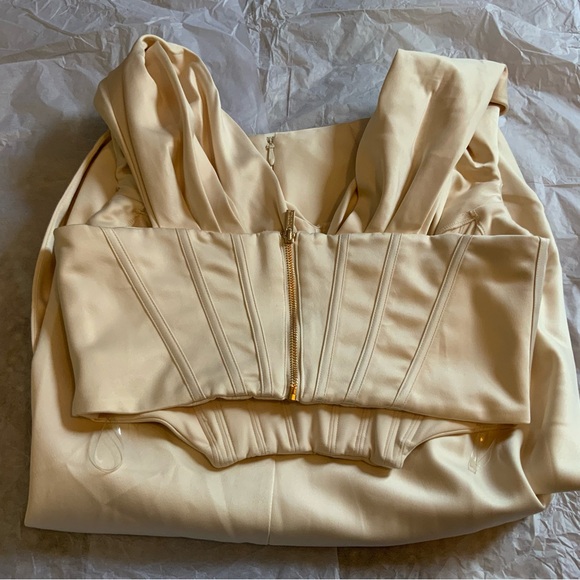 HOUSE OF CB ‘Silva’ Ivory Corset and ‘Annabelle’ Midi skirt set - Picture 3 of 7